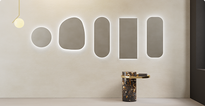 Design muur met vijf organisch gevormde spiegels en subtiele indirecte ledverlichting.	